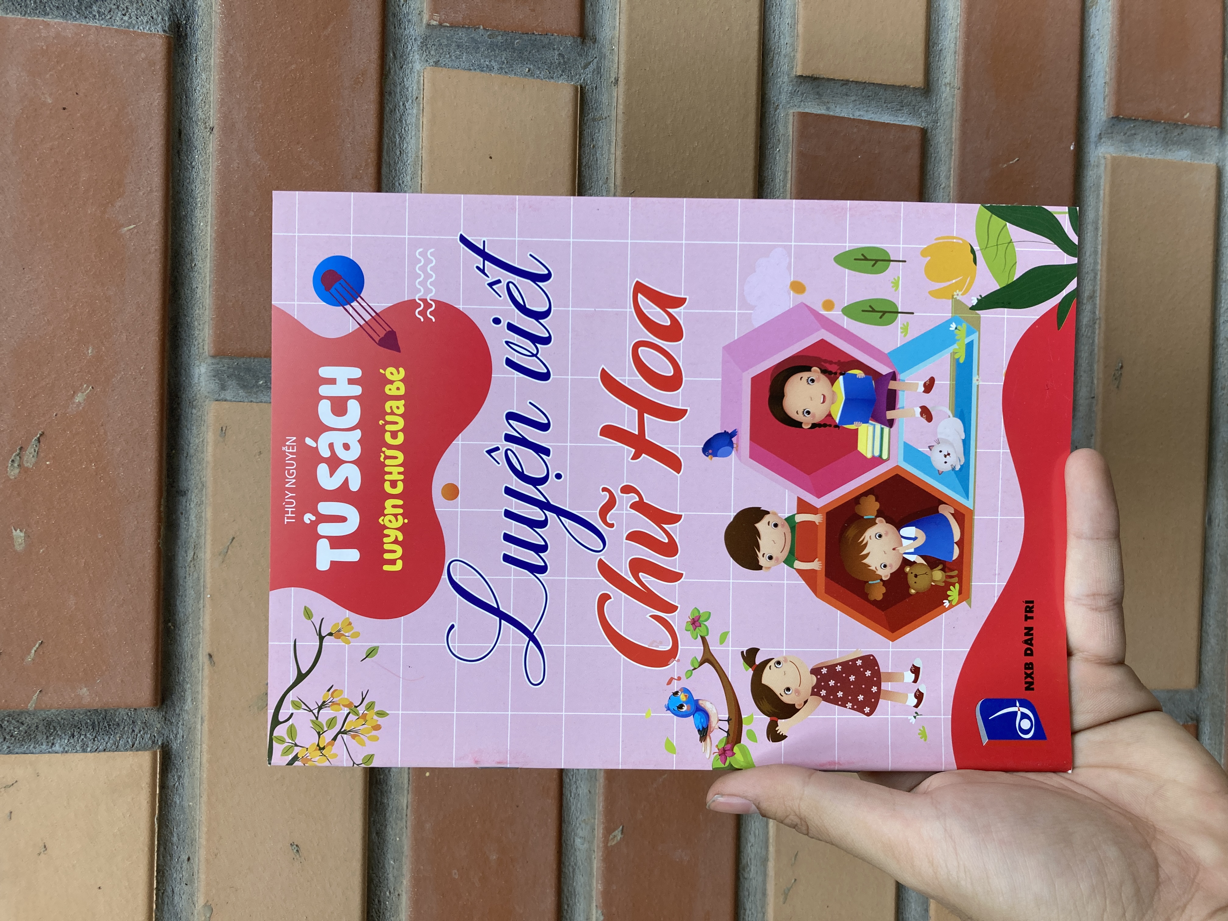 Con yêu vào lớp 1 - Vở tập viết chữ hoa